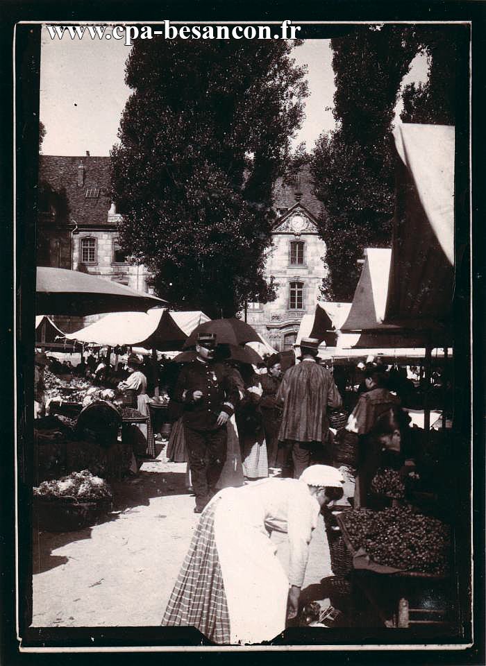 BESANÇON - Place Labourée, jour de marché